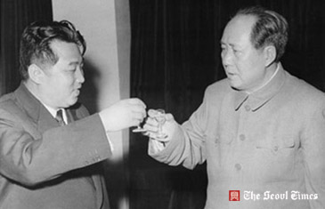 Kim il Sung toasts Chairman Mao, his favorite political philosopher